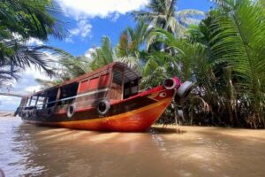 Authentic Mekong Delta: Tuk Tuk, Rowing Boat, Biking Tour - Vinh Trang Pagoda: more than a quick photo stop