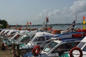 Cham Island Day Tour: Speed Boat, Lunch, Snorkeling & Beach - The boat shelter and Hai Tang stop: small breaks that add up