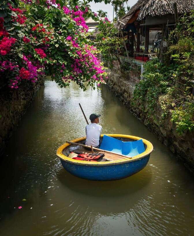Coconut Boat Hoi An - Artisan spinning and basket boat performance: fun, skill, and safe thrills