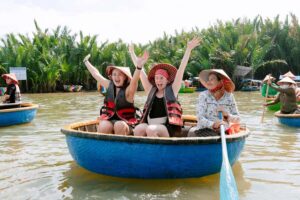 COOKING CLASS & BASKET BOAT - Coconut palm basket boat: 40 minutes on the water, not a photo stop