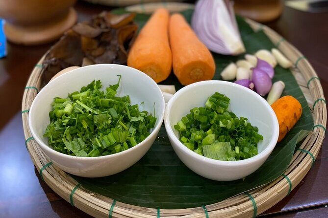 Coooking Class And Eating Tour - Choosing freshness in Hoi An’s local market