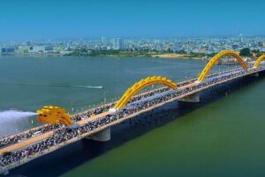 Da Nang by Night from Hoi An: Seafood dinner, night market and cruise trip - Seafood dinner with the Nhau vibe in the first hour