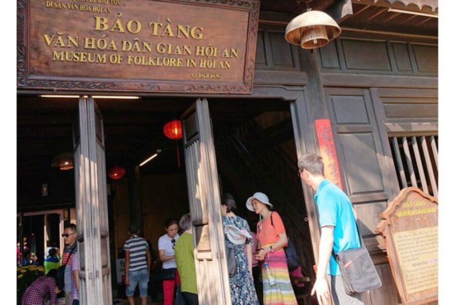 Da Nang/Hoi An: Market & Old Town Private Tour with Transfer - Folk Museum, Art Stops, And How the Old Town Reads Today