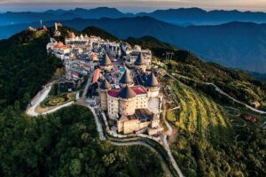 Golden Bridge and Ba Na Hills Day Tour in Hoi An with Lunch - Golden Bridge on giant hands: where you’ll spend your first real time