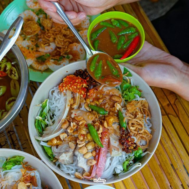 Hoi An: 2.5-Hour Street Food Tour - Market Stops and How the Guide Makes the Food Click
