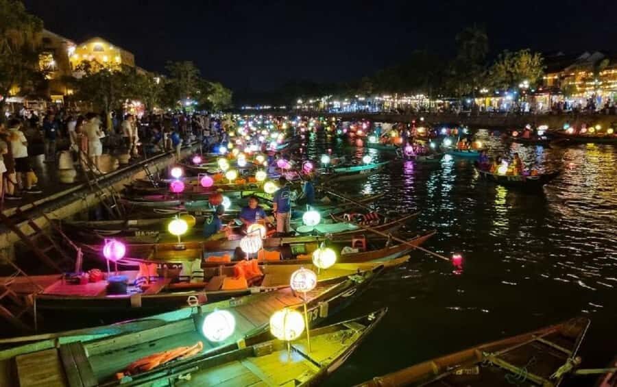 Hoi An: Boat Ride on Hoai River & Release the Flower Lantern - Group size and boat capacity: what that means on the water