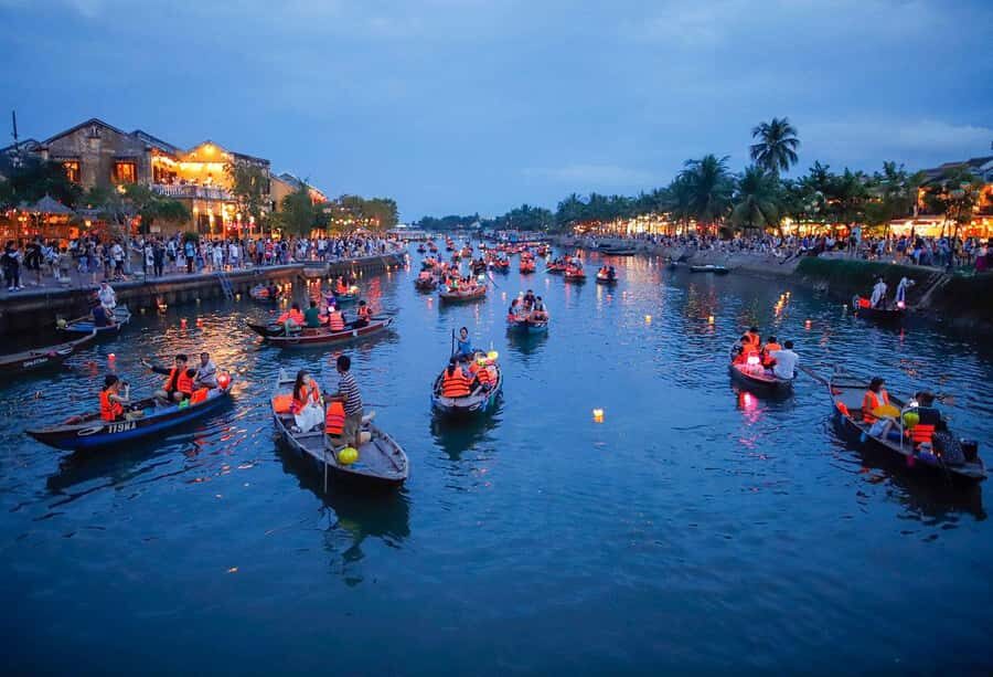 Hoi An: Boat Ride on Hoai River & Release the Flower Lantern - Getting to the dock: Kazimierz Kwiatkowski bust meeting point