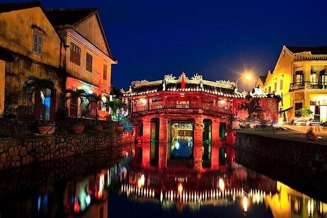 Hoi An City By Night And Release Paper Latern On Hoài river - Food tastings and the night market: eat first, shop later