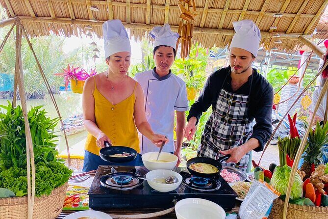 Hoi An: Cooking Class with Market, Lantern Making, Basket Boat - The market stop: shopping ingredients and learning how to bargain