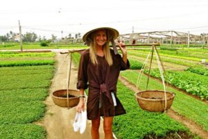 Hoi An Countrylife Tour Experience & Vietnamese Set Menu - Thanh Ha pottery village: walk the red brick lanes and watch real making