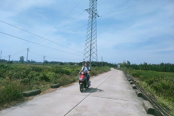 Hoi An Countryside Discovery Tour By Motorbike - Local food - Guides in action: English help from Tai or Cường