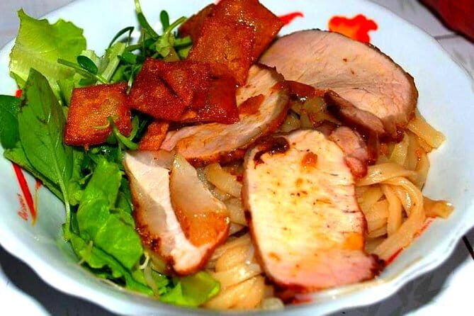 Hoi An food tour - Cao lầu on Hai Bà Trưng: a dish that feels very Hoi An