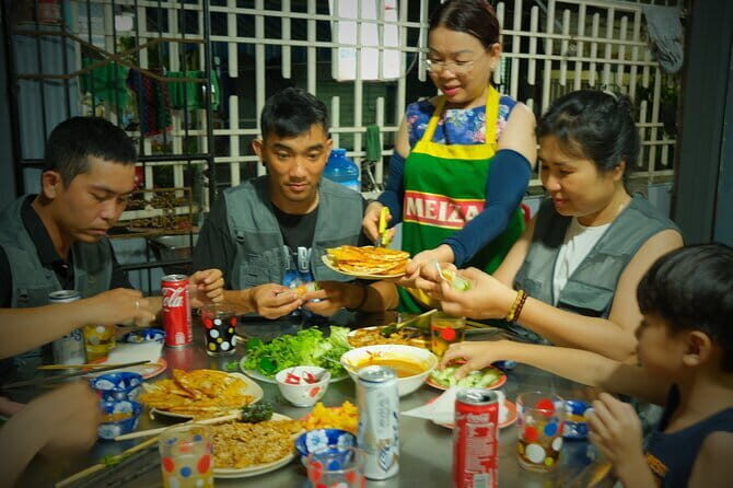 Hoi An food tour - Trần Phú for Nước Mót: a local drink break