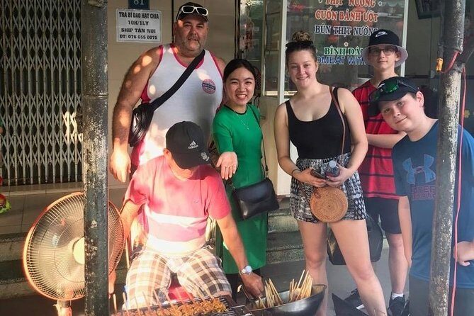 Hoi An Food Trail by Night with Boat Trip - Escaping the market noise: the sampan boat and lantern wishes