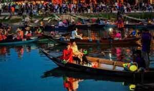 Hoi An : Hoai River Boat Trip by Night and Floating Lantern - Meeting point at the Kazimierz Kwiatkowski bust: how the start actually works