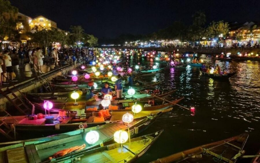 Hoi An : Hoai River Boat Trip by Night and Floating Lantern - Private wooden boats: what you’ll notice on the water