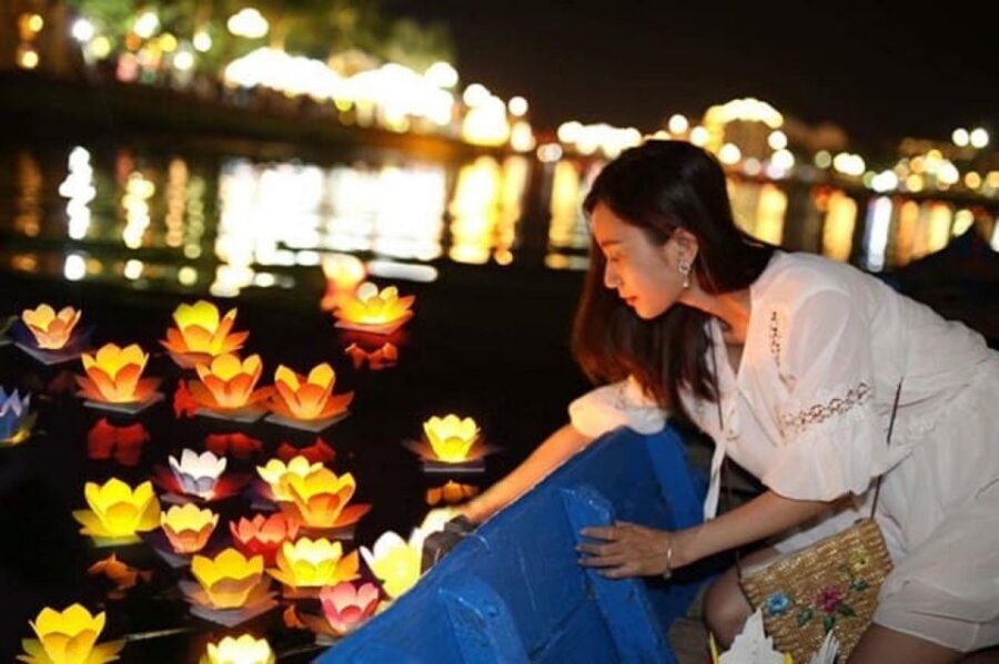 Hoi An : Hoai River Boat Trip by Night and Floating Lantern - Lantern release on the Thu Bồn River: the moment that makes people smile