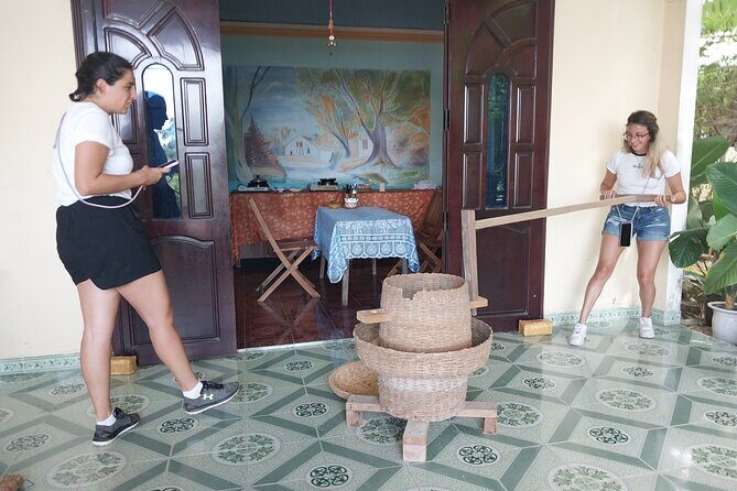 Hoi An Home Hosted Meal in Rice Farmer Home - The Star Feature: Turning Paddy Into White Rice