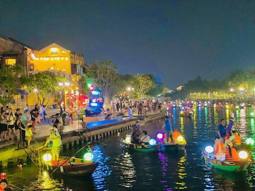 Hoi An: Lantern Boat Ride on the Hoai River - The 15-minute plan: what happens once you’re on the dock