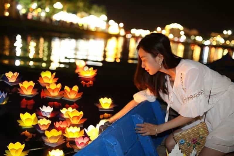 Hoi An Lantern Boat Ride on the Thu Bon River - Boarding the traditional wooden boat: small groups, short ride