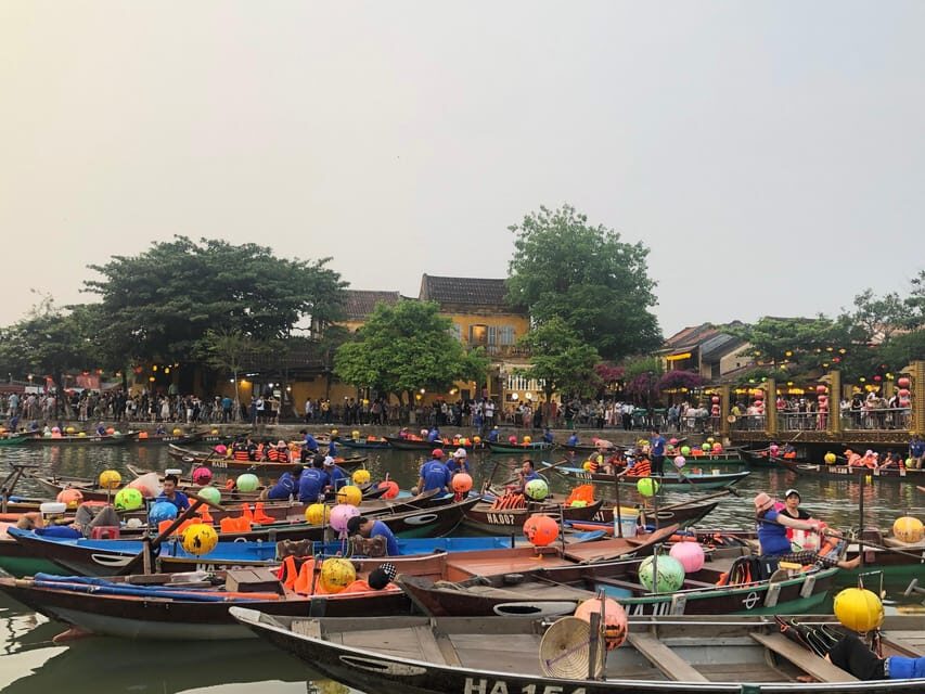 Hoi An Lantern Boat Ride on the Thu Bon River - The flower lantern ritual: how to make your wish at the right moment