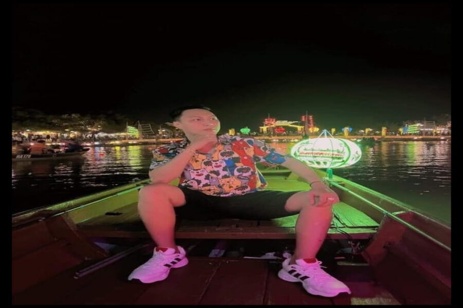 Hoi An : Lantern Boat Ride & Release Lanterns - Releasing Flower Lanterns: The Wish-Making Moment