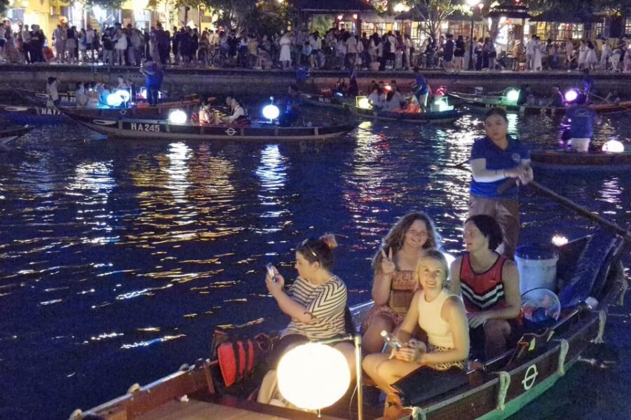 Hoi An : Lantern Boat Ride & Release Lanterns - What If the Guide Doesn’t Stay on the Boat?