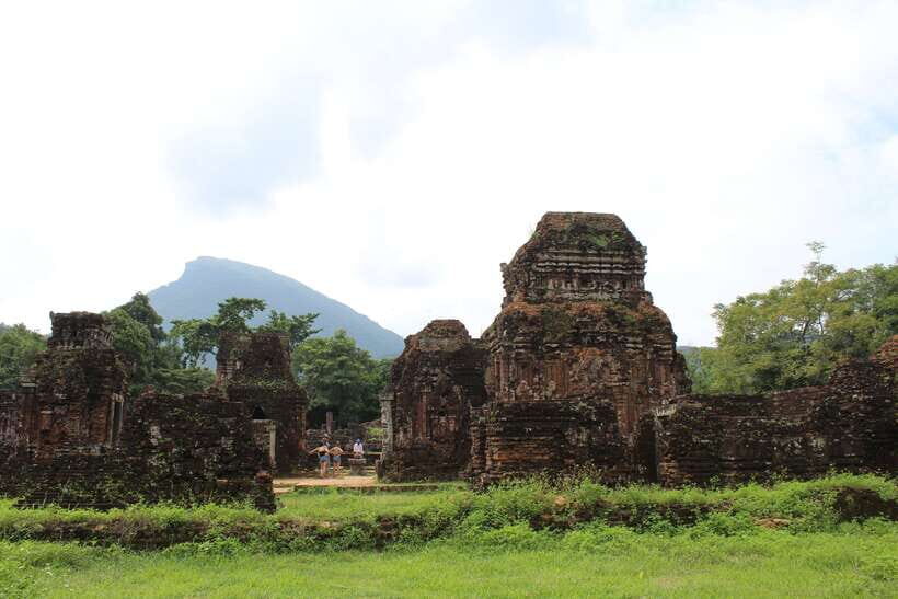 Hoi An: My Son Sanctuary 8 am/1 pm - Food on the clock: lunch vs Vietnamese bread