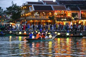 Hoi An : Night Boat Trip and Floating Lantern on Hoai River - The 15-minute wooden boat ride on the Hoai River