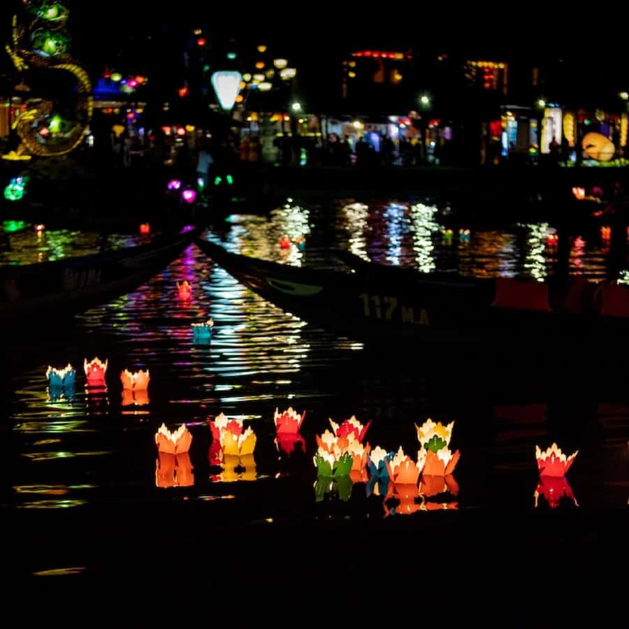 Hoi An : Night Boat Trip and Floating Lantern on Hoai River - Watching the lantern drift: what you should pay attention to