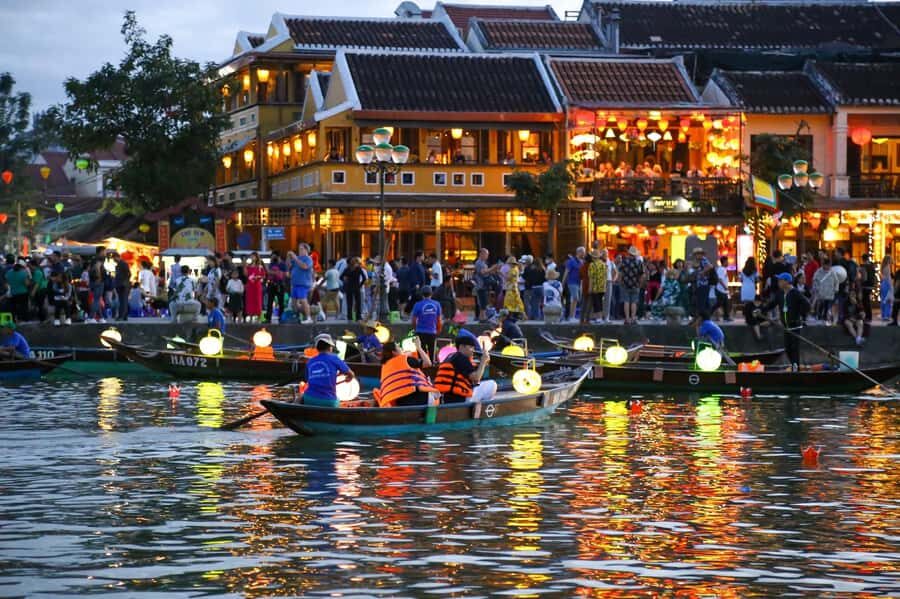Hoi An : Night Boat Trip and Floating Lantern on Hoai River - The 15-minute wooden boat ride on the Hoai River