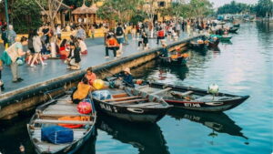 Hoi An: River Lantern Boat Experience with Free 5G eSIM - The 5-minute walk: get oriented before the lights take over
