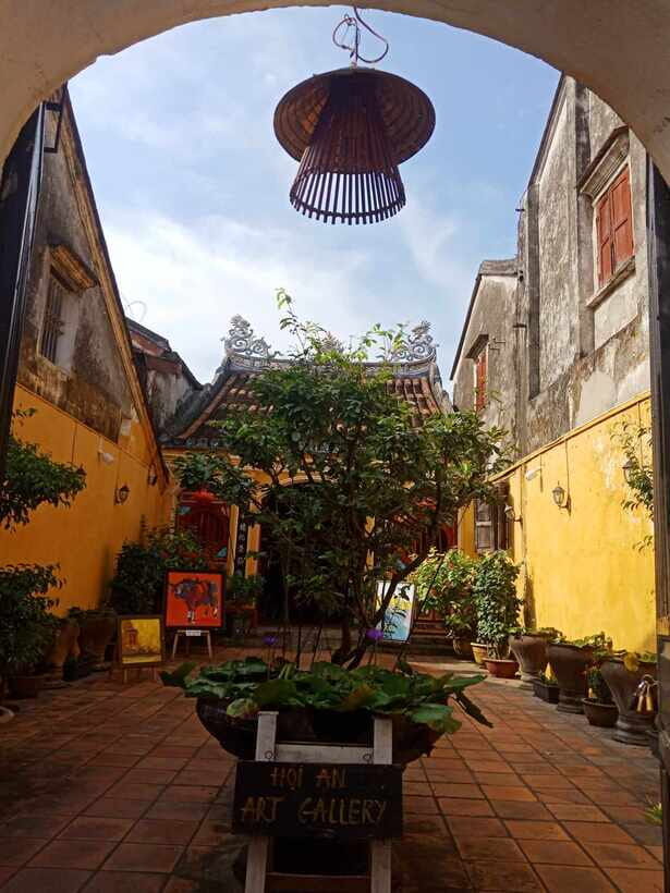 Hoi An: River Lantern Boat Experience with Free 5G eSIM - Hoai River by night: your lantern release happens quickly