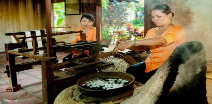 Hoi An: Silk Process, Lantern Making Workshop & Local Food - Meeting at Nguyen Tat Thanh: a smooth 150-minute format
