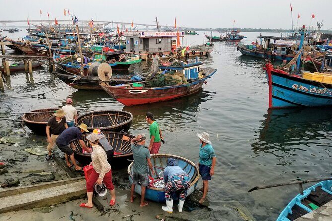 Hoi An Sunrise Private Half Day Tour - Tra Que Vegetable Village: Herbs, Fields, and Traditional Methods