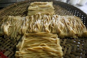 Hoi An Sunrise Tour to Hidden Local Villagers - Cam Kim Island: noodles first, then mat weaving