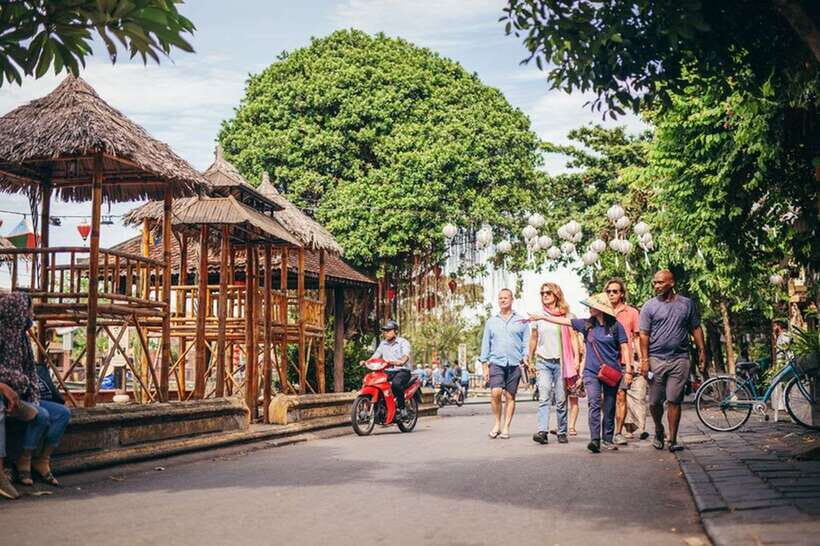 Hoi An: Sunset Food Tasting Tour - Cao Lau and chicken rice: Hoi An’s signature-style comfort food