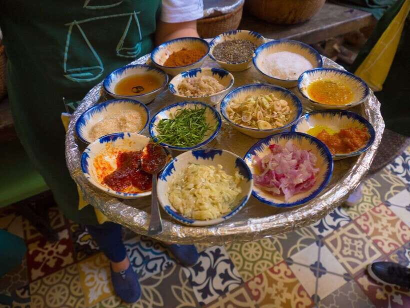 Hoi An: Sunset Food Tasting Tour - The “maze of tiny alleys” stop: how the route earns its keep