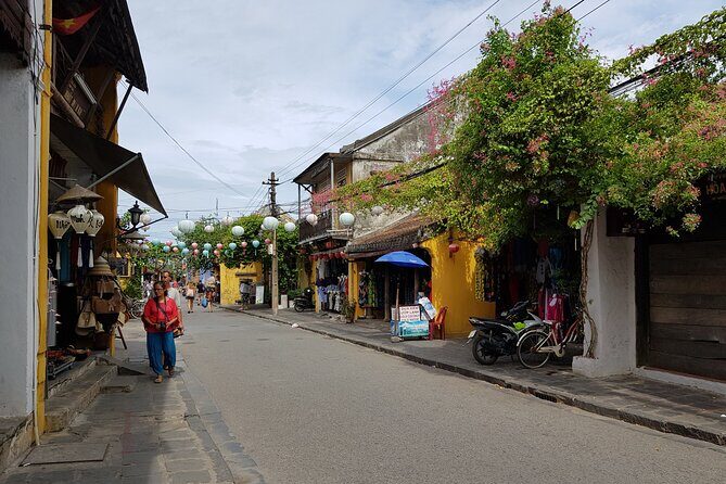 Hoi An town private walking tour with boat trip - A Short Cultural Interlude: Dancing and a Traditional Game