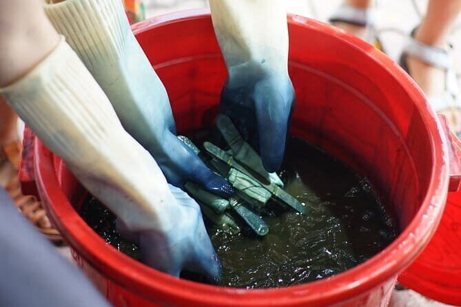 Indigo dyeing workshop - Small group size and guidance: why the experience feels personal