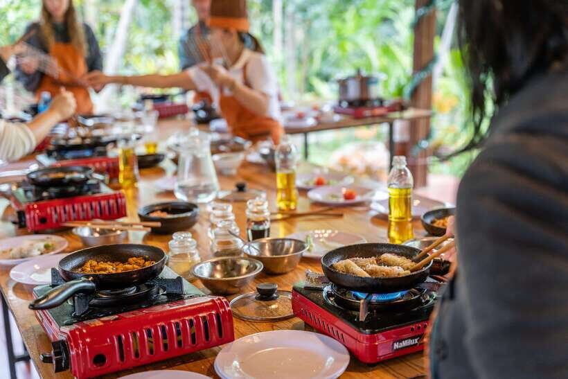 Mad Monkey Hoi An Cooking Class & Bamboo Boats - The Market Stop: Choosing Ingredients Like a Local