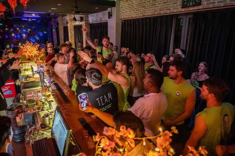Mad Monkey Hoi An Pub Craw - Group Vibe, Karaoke Expectations, and How to Handle Loud Nights