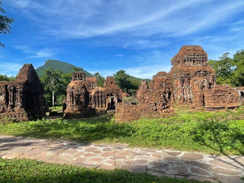 My Son Sanctuary & River Boat Tour From Hoi An or Da Nang - Your light meal: banh mi or Quang noodles