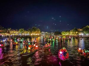 Night Boat Trip and Floating Lantern on Hoai River Hoi An - Boarding your private wooden boat (1–5 guests)