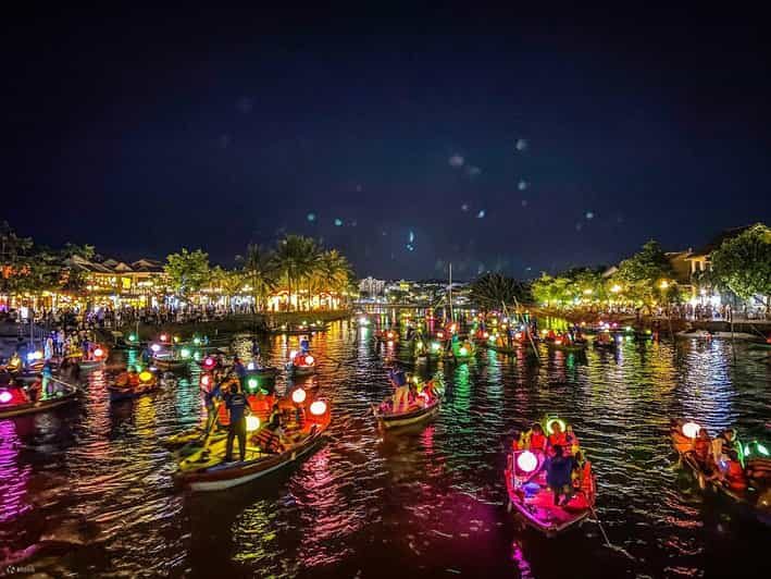 Night Boat Trip and Floating Lantern on Hoai River Hoi An - Boarding your private wooden boat (1–5 guests)
