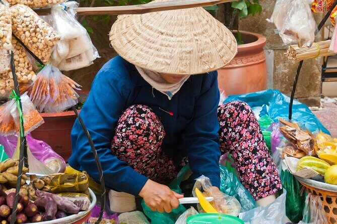 PRIVATE Hoi An Ancient Town - Night Market Street Food By Night - Street food tastings: what you’ll actually eat