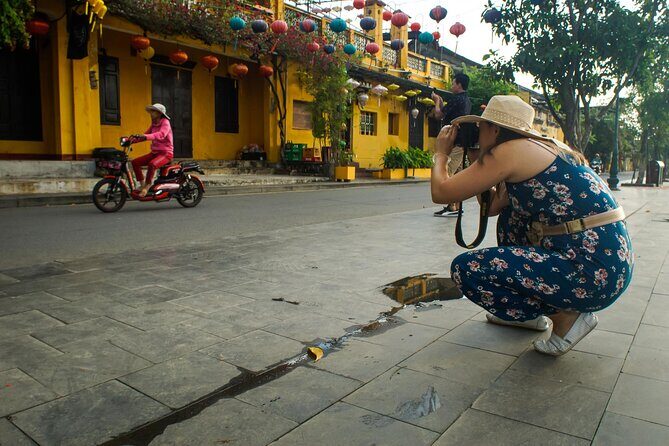 Sunset photo tour with the farmers - Entering a traditional village along the river (and doing it right)