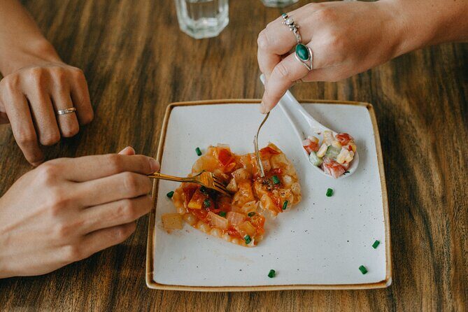 The 10 Tastings of Hoi An: Private Street Food Tour - Bánh mì in an ancient-house yard, then morning glory with a name lesson